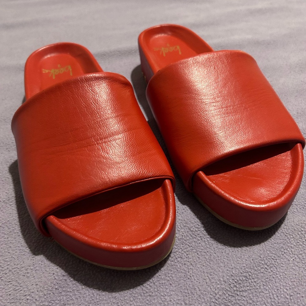 Beek red size 9 women sandals